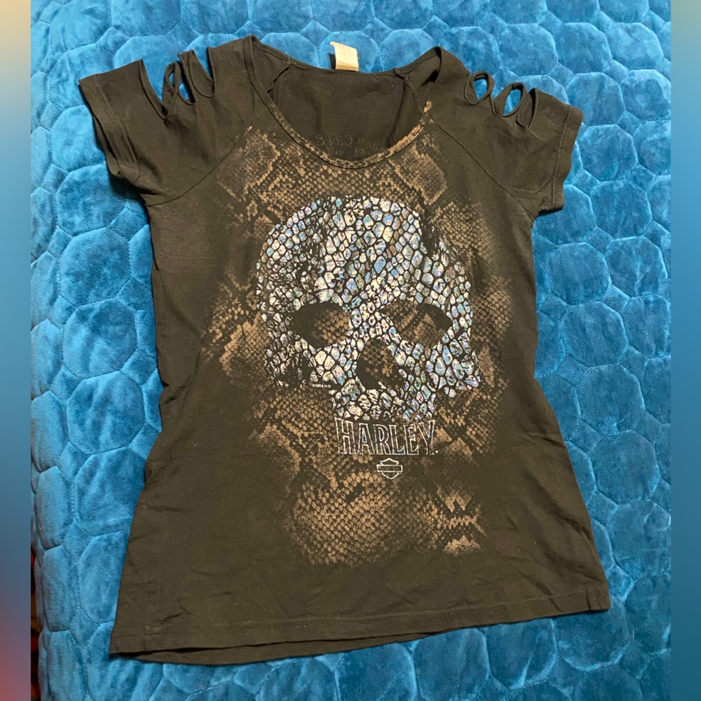 Black Harley Davidson women’s shirt sleeve tee. Skull graphic.